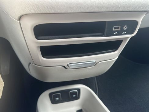 Used 2020 Chrysler Voyager Lxi FWD image 23