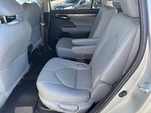 Used 2024 Toyota Highlander Platinum image 13
