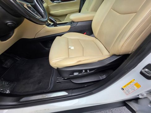 Used 2018 Cadillac XT5 Luxury w/ Driver Awareness Package FWD image 17