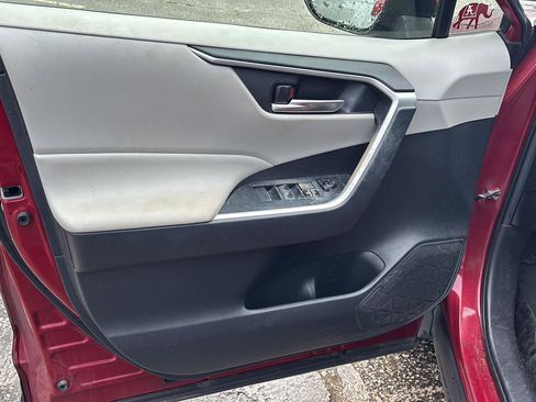 Used 2019 Toyota RAV4 XLE Premium FWD image 14