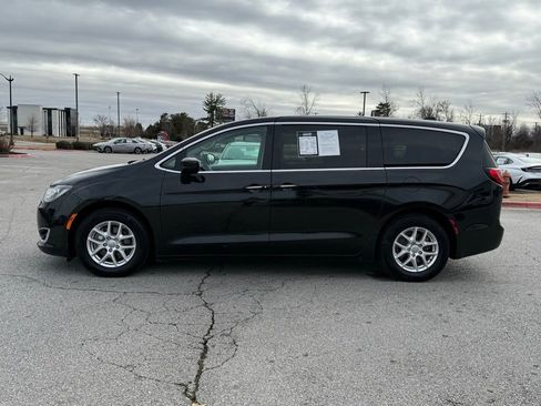 Used 2017 Chrysler Pacifica Touring Plus image 4
