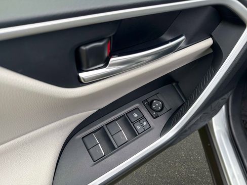 Used 2022 Toyota RAV4 XLE Premium image 18