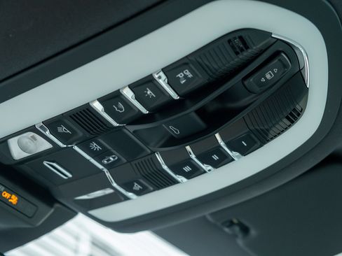 Certified 2023 Porsche Macan Turbo AWD/4WD image 38