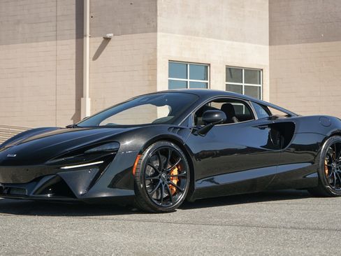Used 2023 McLaren Artura RWD image 2