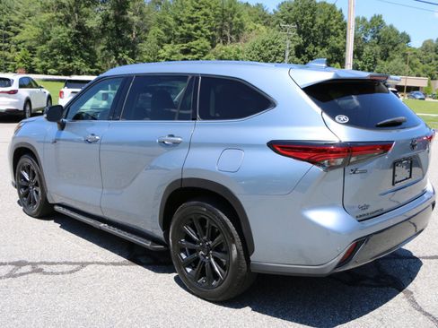 Used 2022 Toyota Highlander Limited FWD image 3