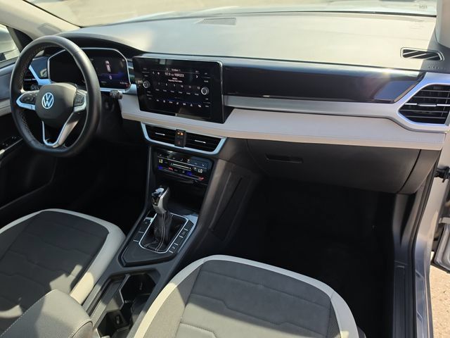 Used 2025 Volkswagen Taos SE FWD image 11
