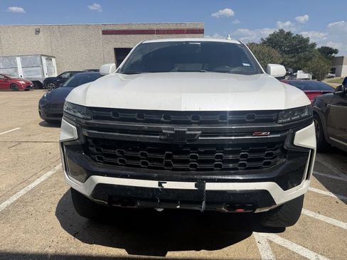 Used 2022 Chevrolet Tahoe Z71 w/ Luxury Package AWD/4WD image 2