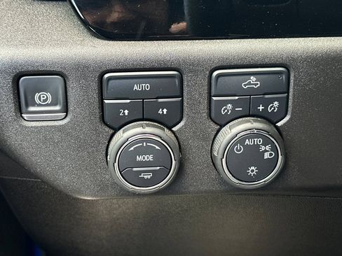 Used 2025 Chevrolet Silverado 1500 LT AWD/4WD image 38