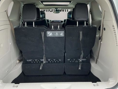 Used 2021 Chrysler Pacifica Limited w/ Uconnect Theater Family Group FWD image 18