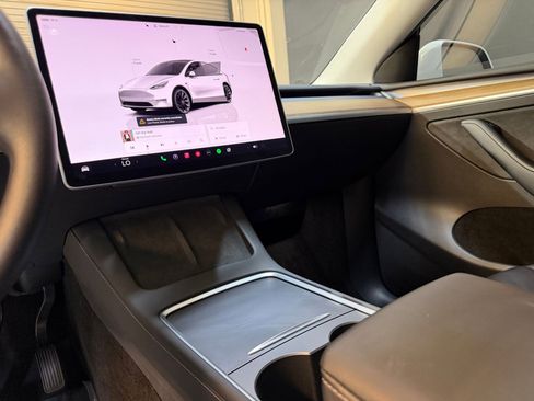Used 2023 Tesla Model Y 2WD image 26