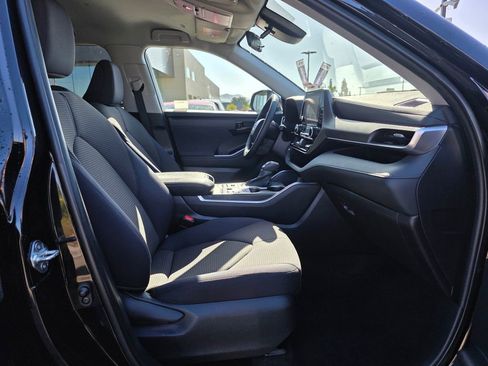 Used 2023 Toyota Highlander LE AWD/4WD image 10
