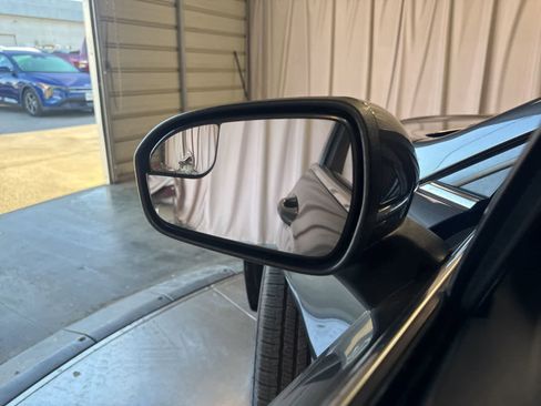 Used 2017 Ford Fusion SE w/ Fusion SE Technology Package image 17