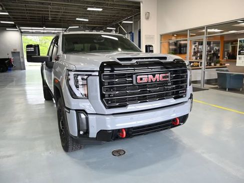 Used 2024 GMC Sierra 2500 AT4 w/ AT4 Premium Plus Package AWD/4WD image 3