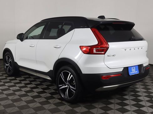 Used 2021 Volvo XC40 T5 R-Design image 10
