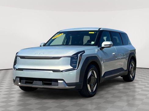 Certified 2024 Kia EV9 Light Long Range RWD image 3