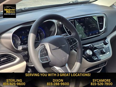 Used 2024 Chrysler Pacifica Touring-L image 19