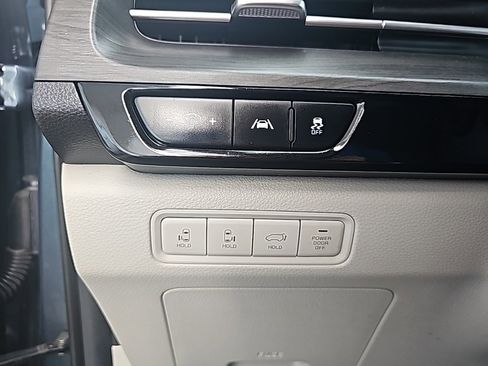 Used 2024 Kia Carnival EX image 22