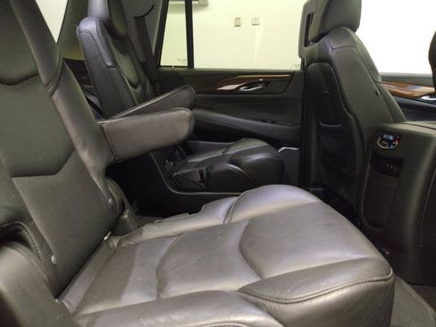Used 2019 Cadillac Escalade Premium Luxury w/ Escalade Sport Edition RWD image 19