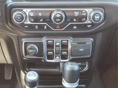 Used 2022 Jeep Wrangler Unlimited Sahara w/ Cold Weather Group AWD/4WD image 25