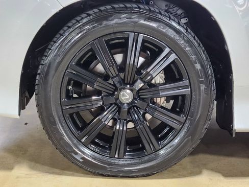 Used 2021 Lexus LX 570 4WD w/ Luxury Package image 26