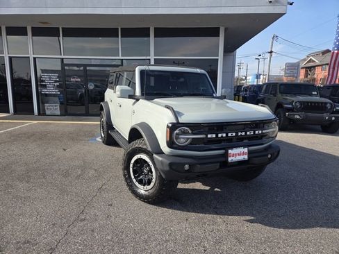 Used 2022 Ford Bronco Outer Banks w/ Sasquatch Package image 2