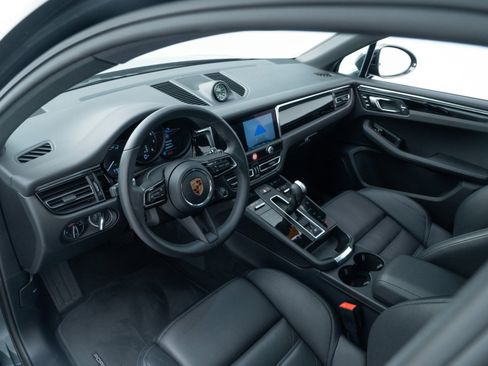 Certified 2026 Porsche Macan AWD/4WD image 4