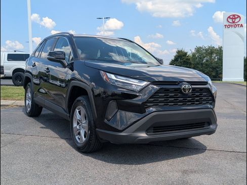 Used 2025 Toyota RAV4 XLE AWD/4WD image 2