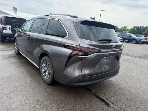 Used 2023 Toyota Sienna LE AWD/4WD image 8