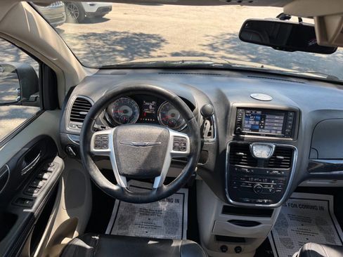 Used 2014 Chrysler Town & Country Touring FWD image 40