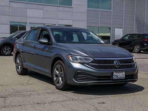 Used 2024 Volkswagen Jetta SE FWD image 2