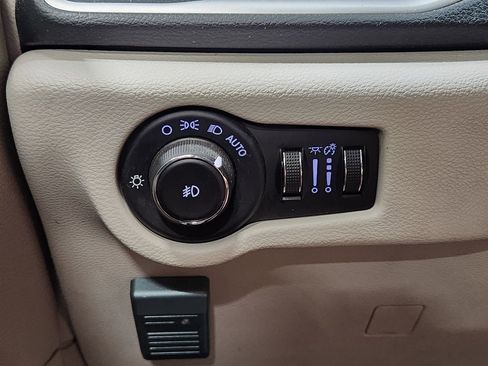 Used 2018 Chrysler Pacifica Touring Plus FWD image 42