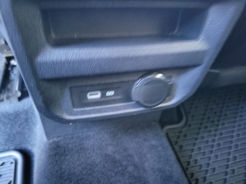 Used 2022 Volkswagen Tiguan SE w/ Panoramic Sunroof Package FWD image 18
