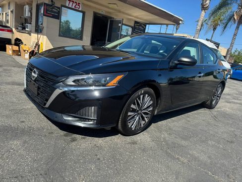 Used 2025 Nissan Altima 2.5 SV FWD image 2