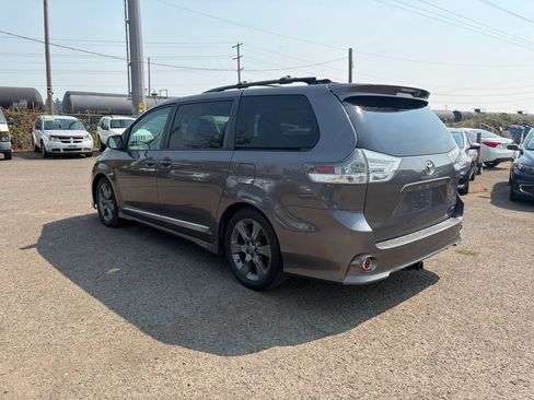 Used 2012 Toyota Sienna SE FWD image 5
