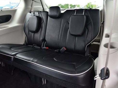 Used 2023 Chrysler Pacifica Limited FWD image 26