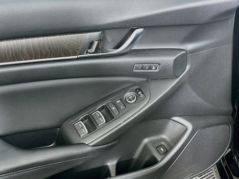 Used 2018 Honda Accord Touring image 15