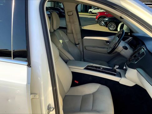 Used 2017 Volvo XC90 T5 Momentum w/ Vision Package FWD image 9