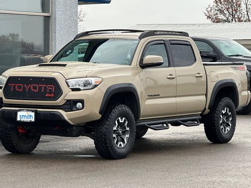 Used 2016 Toyota Tacoma TRD Off-Road image 8