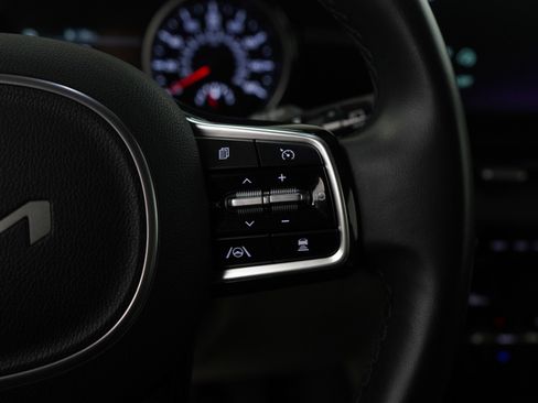 Used 2022 Kia Carnival EX image 28