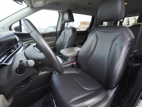 Used 2025 Kia Carnival image 37