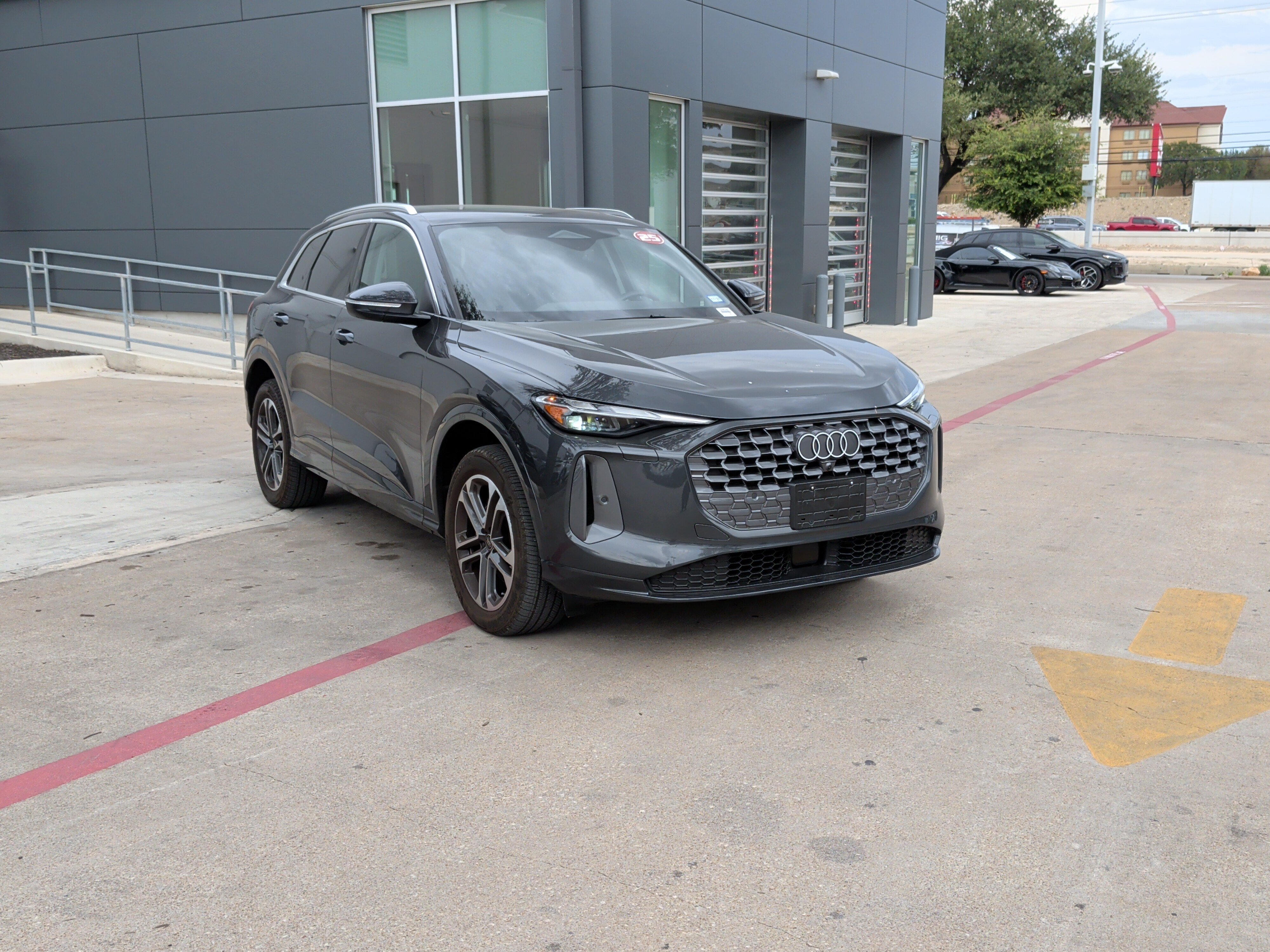 Used 2025 Audi Q5 Premium w/ Convenience Package AWD/4WD image 2