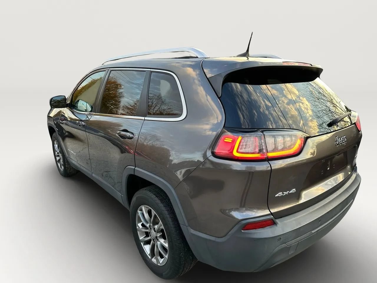 Used 2019 Jeep Cherokee Latitude Plus AWD/4WD image 5