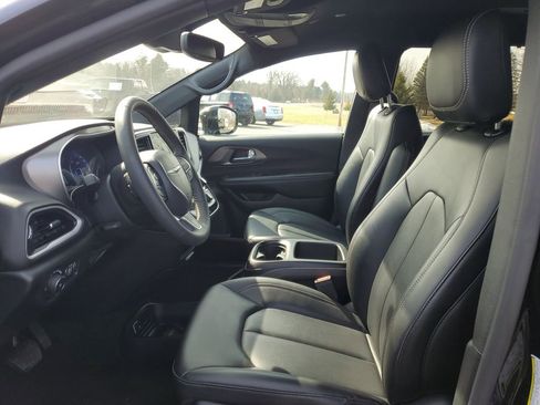 Used 2025 Chrysler Pacifica Select image 8