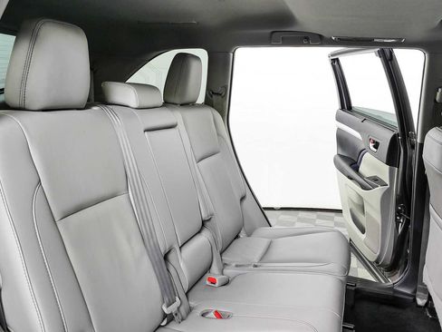 Used 2019 Toyota Highlander XLE FWD image 22