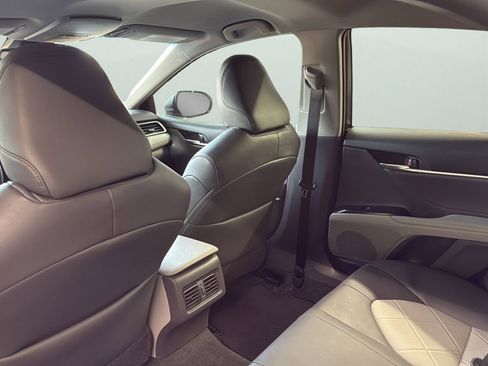 Used 2018 Toyota Camry XLE FWD image 28