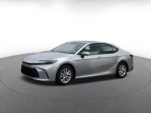 Used 2025 Toyota Camry LE image 7