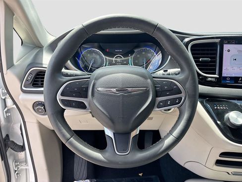 Used 2023 Chrysler Pacifica Touring-L FWD image 11