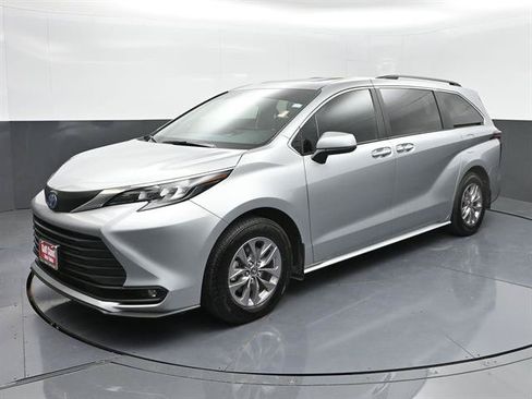 Used 2025 Toyota Sienna XLE FWD image 1