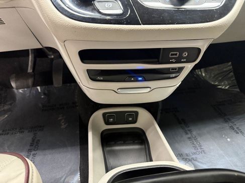 Used 2017 Chrysler Pacifica Limited FWD image 22