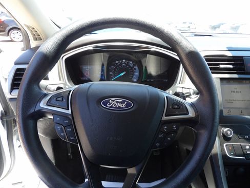 Used 2019 Ford Fusion SE FWD image 17